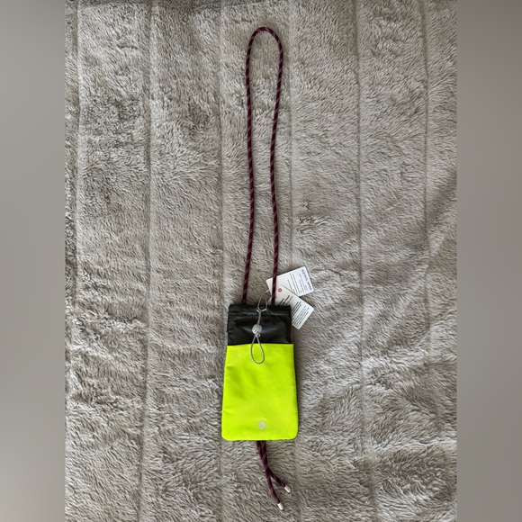 Lululemon Play Forward Cross Body Pouch - Picture 3 of 5